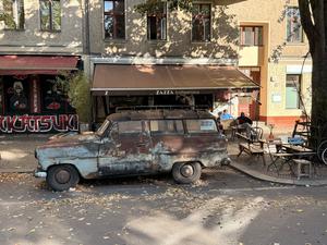 Ein Oldtimer parkt seit fast 50 Jahren im Graefekiez. 
