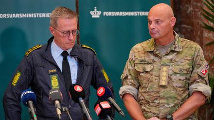 25.09.2025, Dänemark, Kopenhagen: Polizeichef Thorkild Fogde (l) und Verteidigungsminister Michael Hyldgaard halten eine Pressekonferenz mit dem dänischen Verteidigungsminister und dem dänischen Justizminister (nicht im Bild) ab, um über die jüngsten Drohnenaktivitäten an mehreren Flughäfen in Dänemark zu informieren.