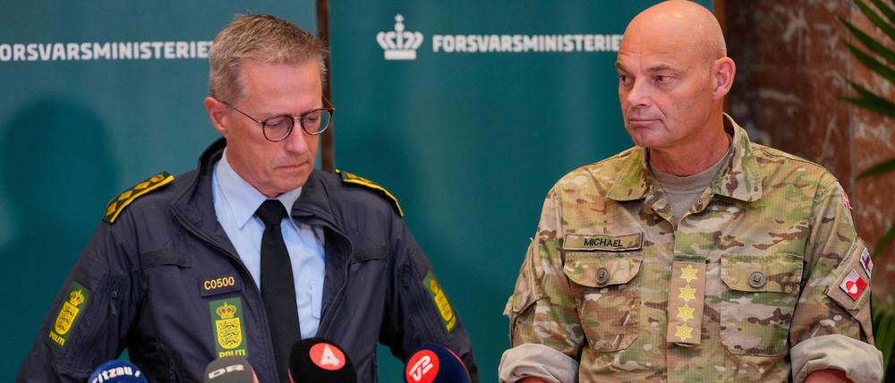 25.09.2025, Dänemark, Kopenhagen: Polizeichef Thorkild Fogde (l) und Verteidigungsminister Michael Hyldgaard halten eine Pressekonferenz mit dem dänischen Verteidigungsminister und dem dänischen Justizminister (nicht im Bild) ab, um über die jüngsten Drohnenaktivitäten an mehreren Flughäfen in Dänemark zu informieren.