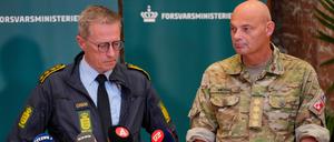 25.09.2025, Dänemark, Kopenhagen: Polizeichef Thorkild Fogde (l) und Verteidigungsminister Michael Hyldgaard halten eine Pressekonferenz mit dem dänischen Verteidigungsminister und dem dänischen Justizminister (nicht im Bild) ab, um über die jüngsten Drohnenaktivitäten an mehreren Flughäfen in Dänemark zu informieren.