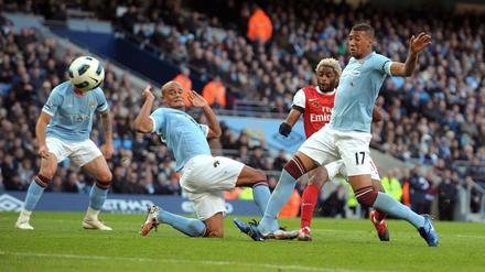Vincent Kompany (Mitte) und Jérôme Boateng spielten - wie hier im Oktober 2010 - zusammen für Manchester City. (Archivfoto)
