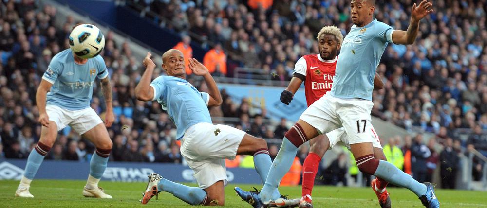 Vincent Kompany (Mitte) und Jérôme Boateng spielten - wie hier im Oktober 2010 - zusammen für Manchester City. (Archivfoto)