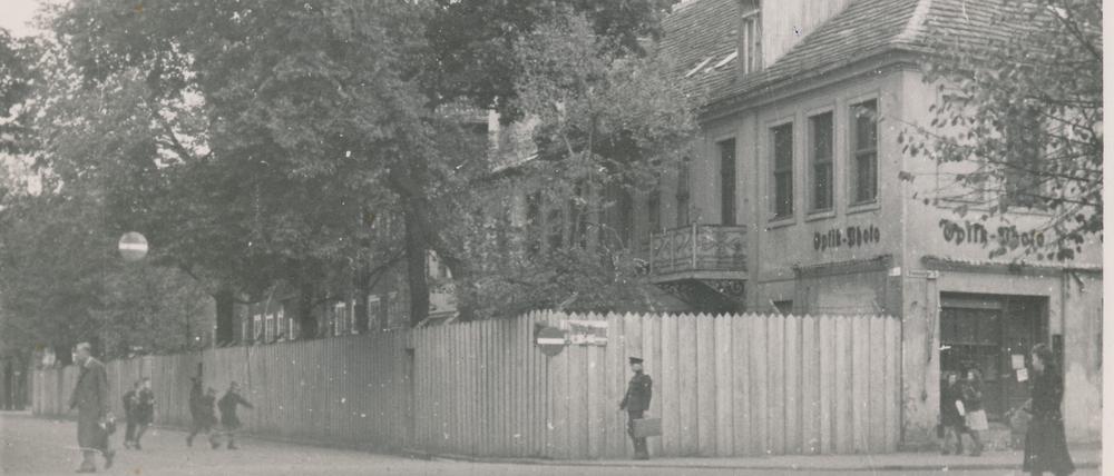 Abgesperrtes Geheimdienstareal der Potsdamer Lindenstraße, 1948.