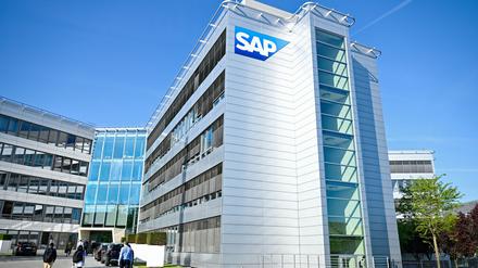Ein Logo des Softwarekonzerns SAP ist am Hauptgebäude des Softwarekonzerns zu sehen. 