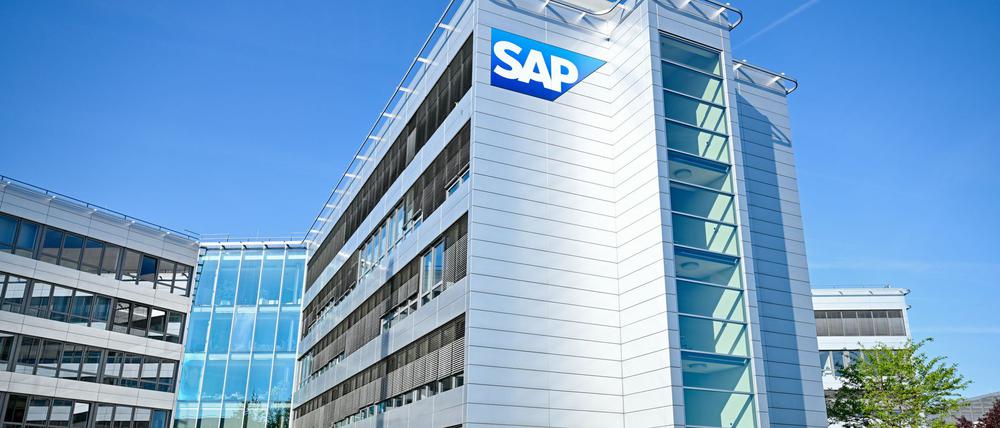 Ein Logo des Softwarekonzerns SAP ist am Hauptgebäude des Softwarekonzerns zu sehen. 
