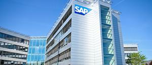 Ein Logo des Softwarekonzerns SAP ist am Hauptgebäude des Softwarekonzerns zu sehen. 