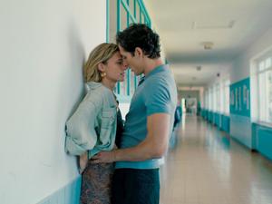 Luis ist süchtig nach Sex, und Marie ist süchtig nach Luis – Szene aus „naked“.