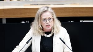 Umwelt- und Klimaschutzsenatorin Ute Bonde (CDU) sieht noch Klärungsbedarf bei der Finanzierung der Maßnahmen, die von der Initiative BaumEntscheid gefordert werden.  