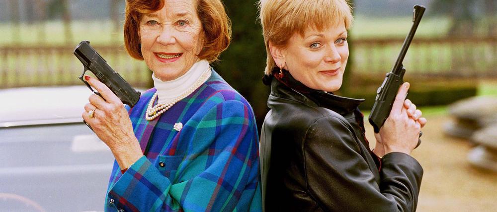 Lois Maxwell (l) und Samantha Bond haben beide „Miss Moneypenny“ gespielt. (Archivbild)
