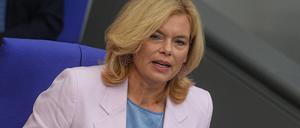 Julia Klöckner (CDU), Bundestagspräsidentin, spricht im Bundestag während der Debatte in der Haushaltswoche für den Bundeshaushalt für 2026. 
