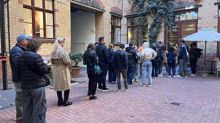 Warteschlange vor der „Sofie Bakery“ in Berlin-Mitte