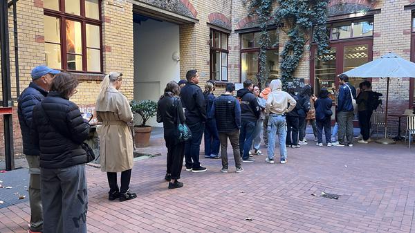 Warteschlange vor der „Sofie Bakery“ in Berlin-Mitte