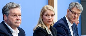 Schnieder, Palla und Rompf bei einer Pressekonferenz. 