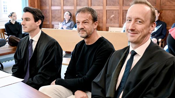 Fredi Bobic (Mitte) zwischen seinen beiden Anwälten.