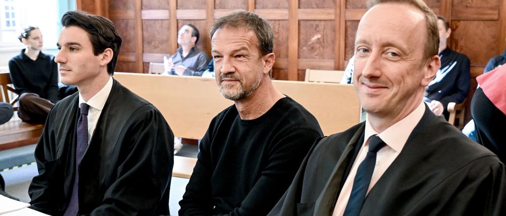 Fredi Bobic (Mitte) zwischen seinen beiden Anwälten.