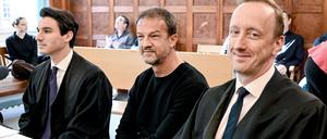 Fredi Bobic (Mitte) zwischen seinen beiden Anwälten.