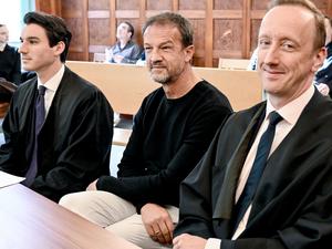 Fredi Bobic (Mitte) zwischen seinen beiden Anwälten.