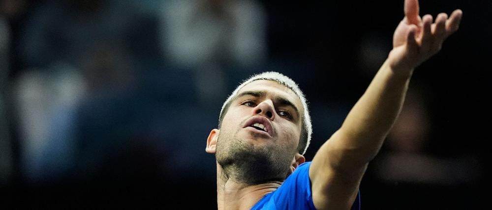 Carlos Alcaraz gewinnt sein Erstrundenmatch in Tokio trotz zwischenzeitlicher Probleme mit dem Fuß. (Archivbild)