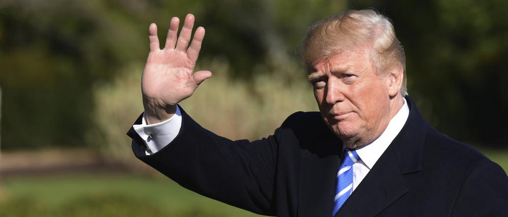 Donald Trump, Präsident der USA, winkt nach seiner Ankunft am Weißen Haus.