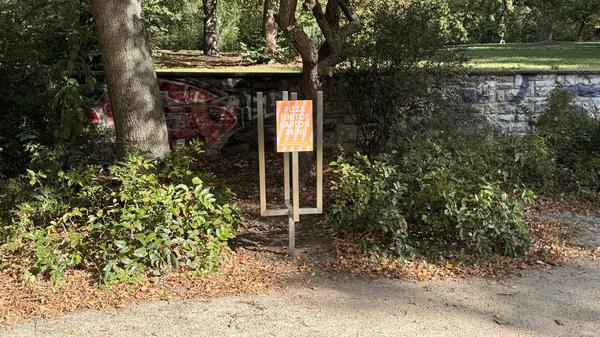 Mülleimer für Pizzakartons im Volkspark Friedrichshain.