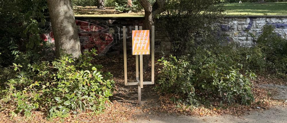 Mülleimer für Pizzakartons im Volkspark Friedrichshain.