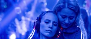 Cille (Flora Ofelia Hofmann Lindahl, l.) und ihre Mutter Nanna (Trine Dyrholm, r.) finden im Rahmen einer Silent Disco im Stillen zueinander zurück.