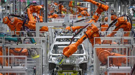 Die Autoindustrie hat deutlich weniger Industrieroboter aufgestellt. (Archivbild)