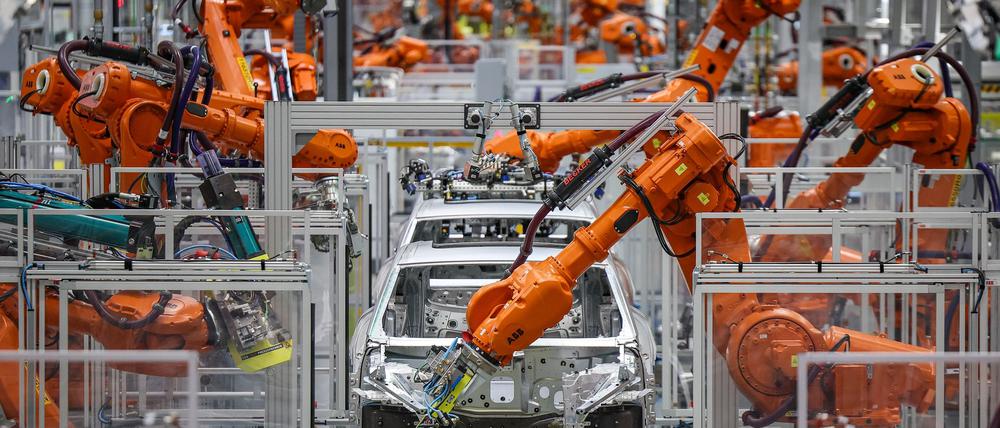 Die Autoindustrie hat deutlich weniger Industrieroboter aufgestellt. (Archivbild)
