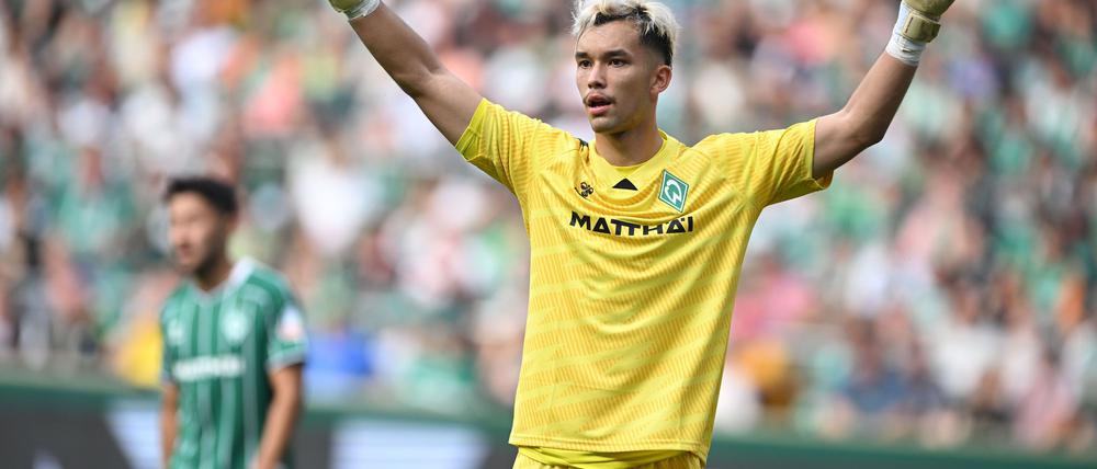 Fehlt wegen einer Schulterverletzung gegen die Bayern: Werder-Torwart Mio Backhaus (Archiv) 