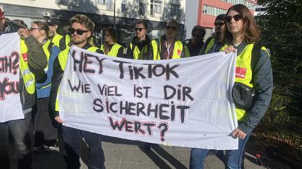 TikTok-Angestellte im Streik vor dem Landesarbeitsgericht in Berlin-Mitte, wo am Donnerstag über den Einsatz einer Einigungsstelle zwischen Betriebsrat und der Geschäftsführung entschieden wurde.