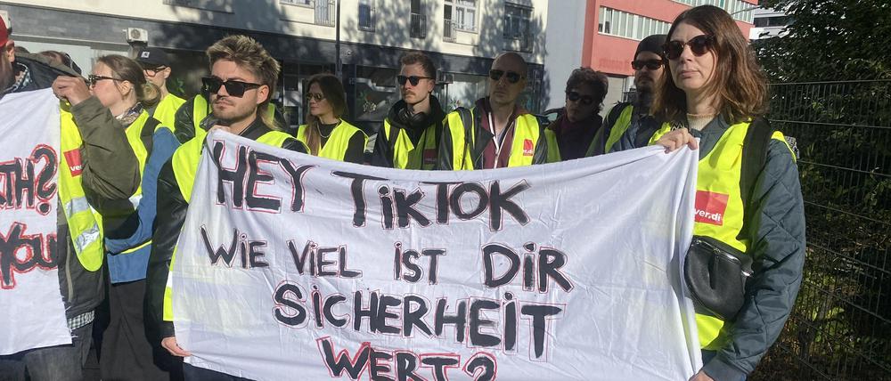 TikTok-Angestellte im Streik vor dem Landesarbeitsgericht in Berlin-Mitte, wo am Donnerstag über den Einsatz einer Einigungsstelle zwischen Betriebsrat und der Geschäftsführung entschieden wurde.