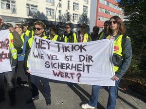 TikTok-Angestellte im Streik vor dem Landesarbeitsgericht in Berlin-Mitte, wo am Donnerstag über den Einsatz einer Einigungsstelle zwischen Betriebsrat und der Geschäftsführung entschieden wurde.