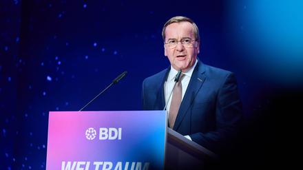 Verteidigungsminister Pistorius nennt eine belastbare Struktur aus Satellitenkonstellationen, Bodenstationen und gesicherten Startfähigkeiten ins All als Ziel des Programms.