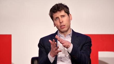 Sam Altman, Co-Founder und CEO von OpenAI, nimmit im Februar 2025 an einer Podiumsdiskussion in der TU Berlin teil. 
