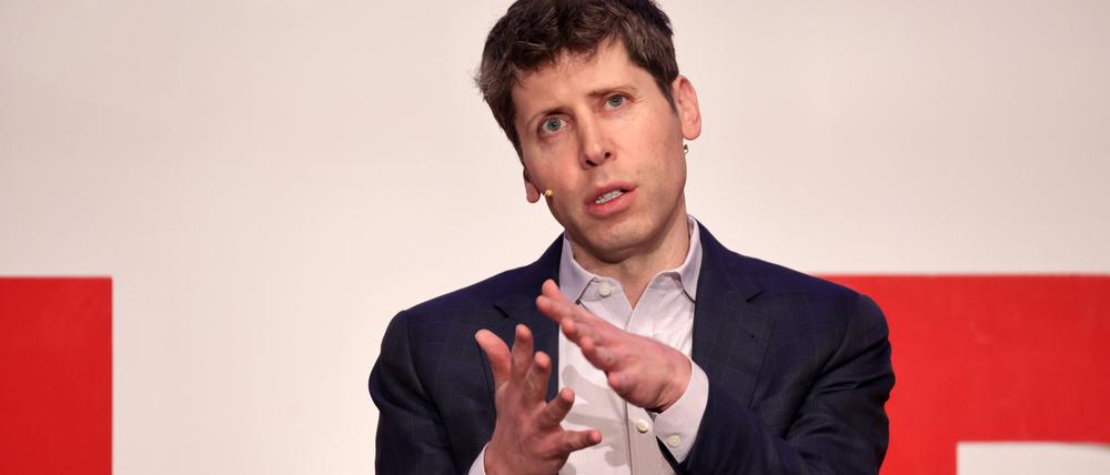 Sam Altman, Co-Founder und CEO von OpenAI, nimmit im Februar 2025 an einer Podiumsdiskussion in der TU Berlin teil.