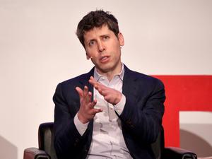 Sam Altman, Co-Founder und CEO von OpenAI, nimmit im Februar 2025 an einer Podiumsdiskussion in der TU Berlin teil. 