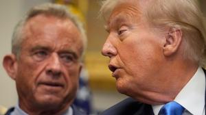 US-Präsident Donald Trump (r.) spricht im Roosevelt Room des Weißen Hauses, während der Minister für Gesundheit und Soziales, Robert F. Kennedy Jr., zuhört. 