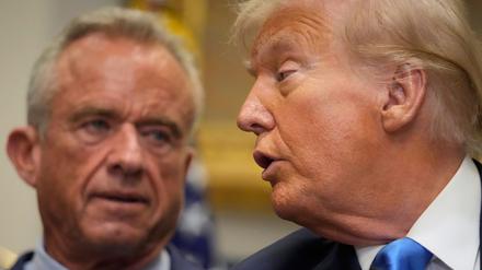 US-Präsident Donald Trump (r.) spricht im Roosevelt Room des Weißen Hauses, während der Minister für Gesundheit und Soziales, Robert F. Kennedy Jr., zuhört. 