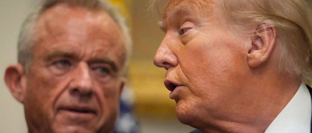 US-Präsident Donald Trump (r.) spricht im Roosevelt Room des Weißen Hauses, während der Minister für Gesundheit und Soziales, Robert F. Kennedy Jr., zuhört. 