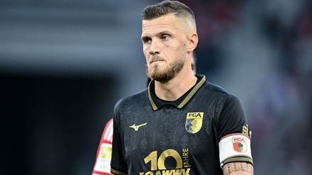 Jeffrey Gouweleeuw ist Kapitän und dienstältester Spieler des FC Augsburg. (Archivfoto)