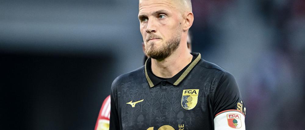 Jeffrey Gouweleeuw ist Kapitän und dienstältester Spieler des FC Augsburg. (Archivfoto)