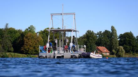 Eine spezielle Bohrplattform schwimmt auf dem Heiligen See in Potsdam. Forscher entnehmen dort Sedimentkerne - also zylindrische Proben von Ablagerungen - aus der Tiefe des Gewässers. 