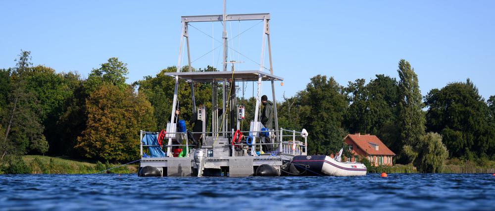 Eine spezielle Bohrplattform schwimmt auf dem Heiligen See in Potsdam. Forscher entnehmen dort Sedimentkerne - also zylindrische Proben von Ablagerungen - aus der Tiefe des Gewässers. 