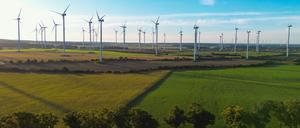 Der Brandenburger Landtag will einen „Wildwuchs“ beim Ausbau der Windkraftanlagen verhindern (Archivbild).