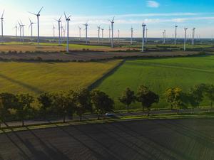 Der Brandenburger Landtag will einen „Wildwuchs“ beim Ausbau der Windkraftanlagen verhindern (Archivbild).