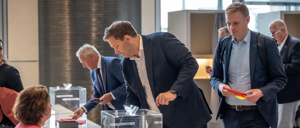 Bundesfinanzminister Lars Klingbeil (SPD) wirft seinen Stimmzettel in die Wahlurnen im Bundestag für die namentliche Abstimmung von Richtern und Richterinnen am Bundesverfassungsgericht (BVerfG).