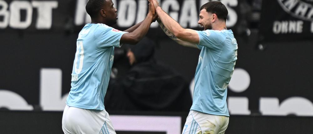 Ilyas Ansah und Oliver Burke (r) harmonieren immer besser.