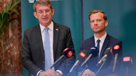 Sprechen von einem „hybriden Angriff“: Dänemarks Verteidigungsminister Troels Lund Poulsen und Justizminister Peter Hummelgaard.