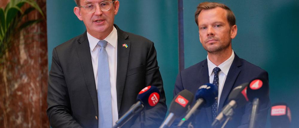 Sprechen von einem „hybriden Angriff“: Dänemarks Verteidigungsminister Troels Lund Poulsen und Justizminister Peter Hummelgaard.