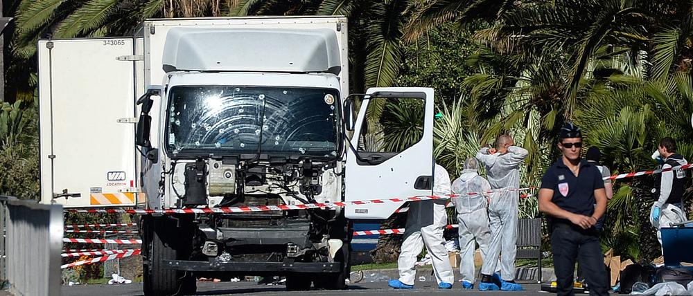 Polizisten stehen im Juli 2016 um den Lastwagen, mit dem der Attentäter beim Anschlag am Nationalfeiertag mit einem LKW in eine Menschenmenge an der Strandpromenade gerast war. 